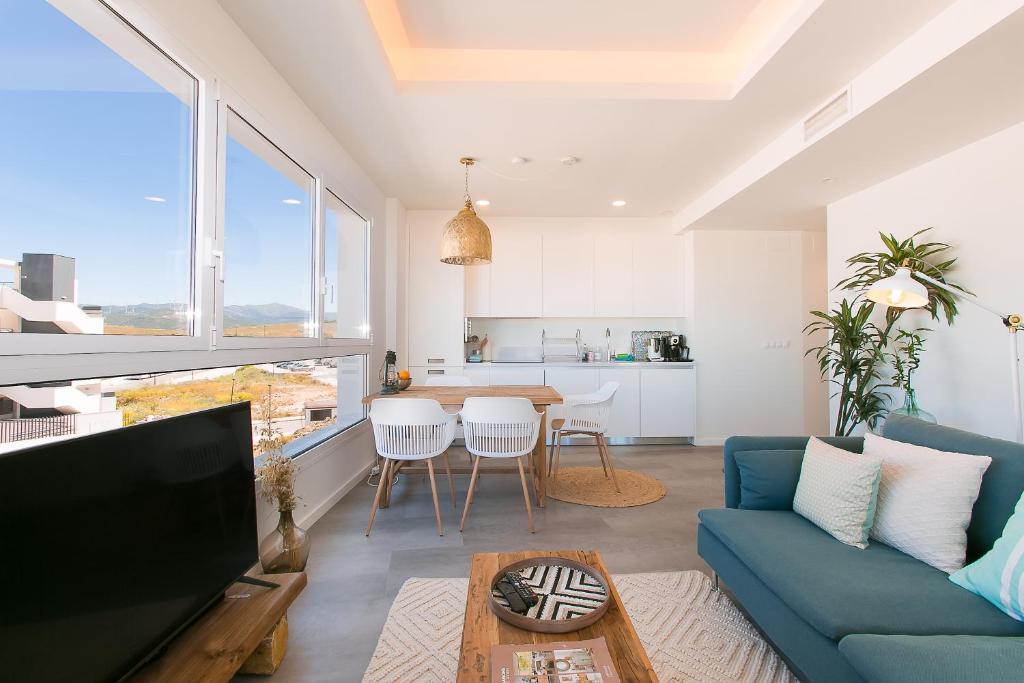 Sea Breeze, large apartment with workspaces & a great view photo 4