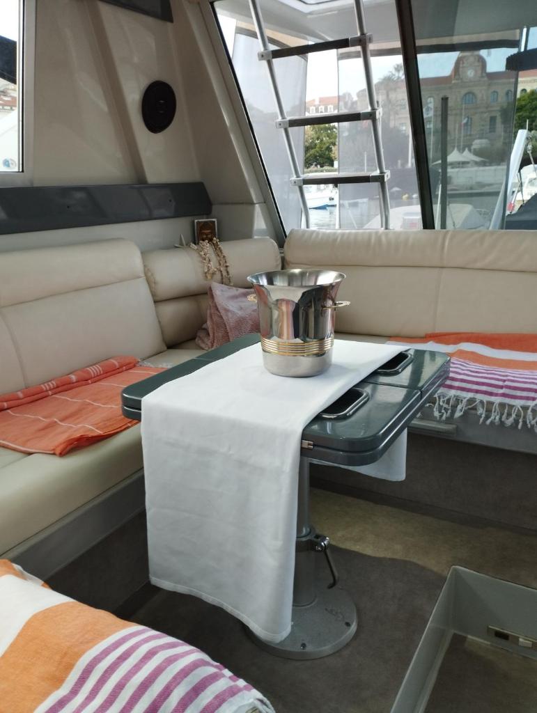 Ferretti 36 ' Bateau à Quai Vieux-Port Cannes Festival La Croisette photo 2