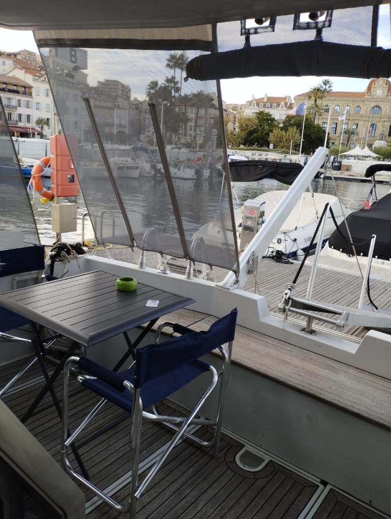 Ferretti 36 ' Bateau à Quai Vieux-Port Cannes Festival La Croisette photo 1