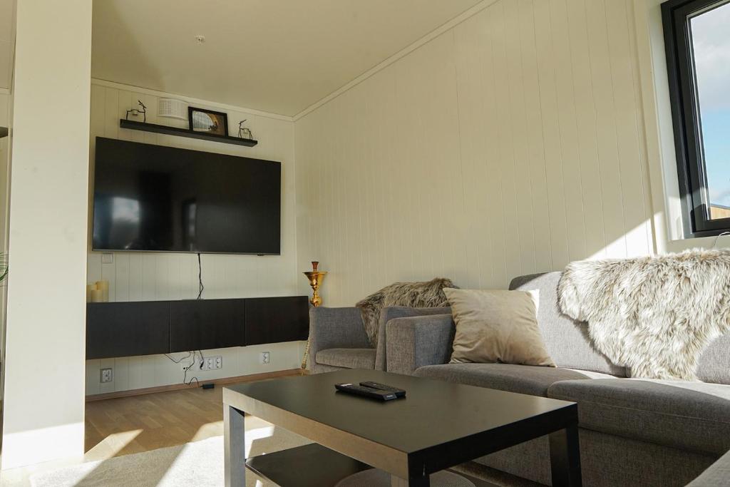 Two bedroom apartment, top floor, stunning views photo 3