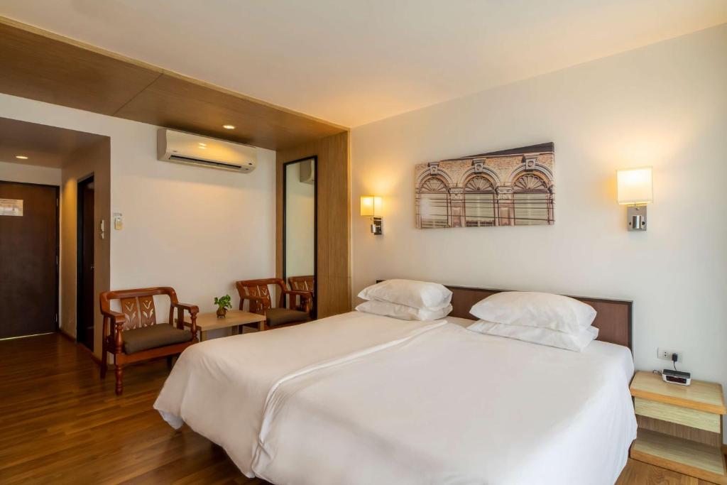 Best Western Phuket Ocean Resort Room Type - 1 King Bed, Non-Smoking, Deluxe Room, Garden View, Refrigerator Best Western Phuket Ocean Resort Room Type - 1 King Bed, Non-Smoking, Deluxe Room, Garden View, Refrigerator
