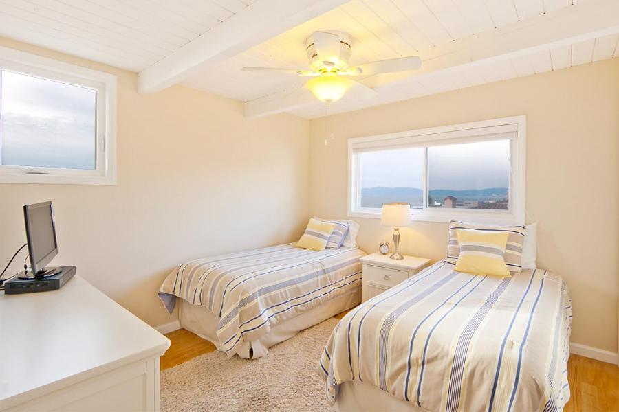 Beautiful Views - Sand Section of Manhattan Beach 2 Bed/2 Bath photo 3