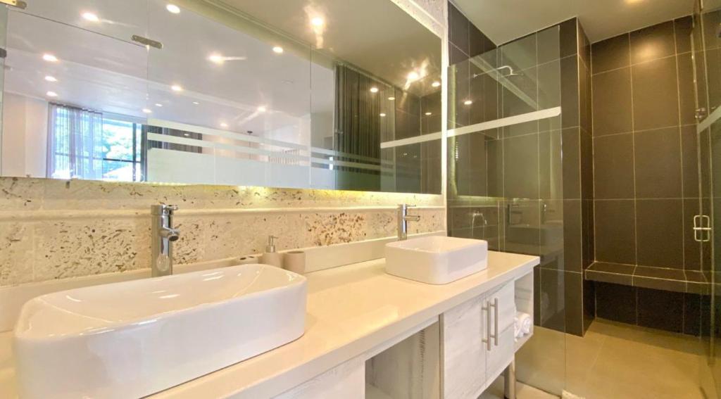 Beautiful 1BR Suite 105 photo 3