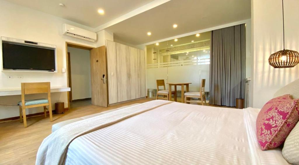 Beautiful 1BR Suite 105 photo 4