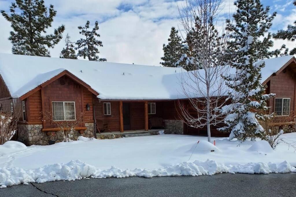 CUSTOM SINGLE STORY CABIN WITH JACUZZI POOL TABLE & BIG GAME ROOM WITH ARCADE games image