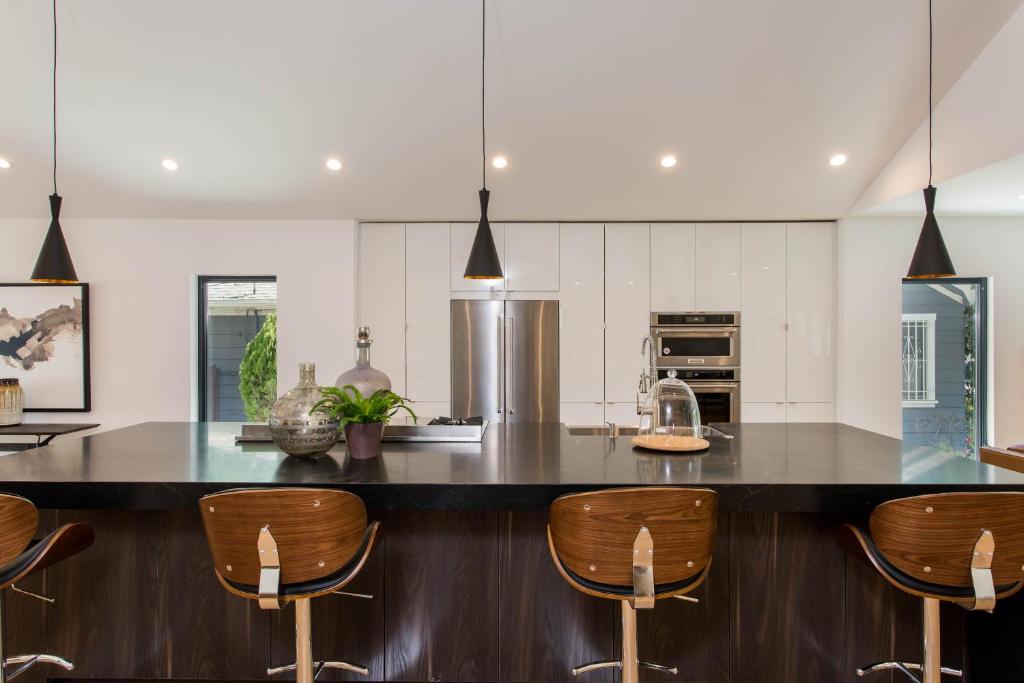 Modern Bungalow with a Pool in Larchmont Village photo 2