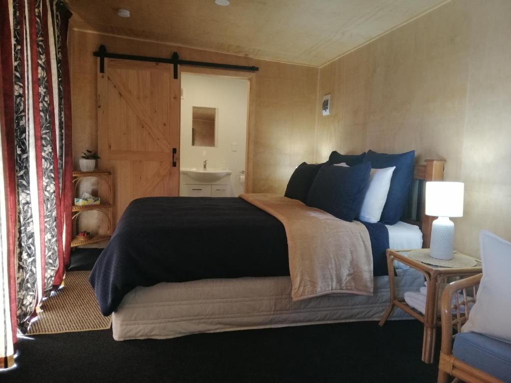 Glenwood Akaroa Bush Retreat - Totara Hut photo 3