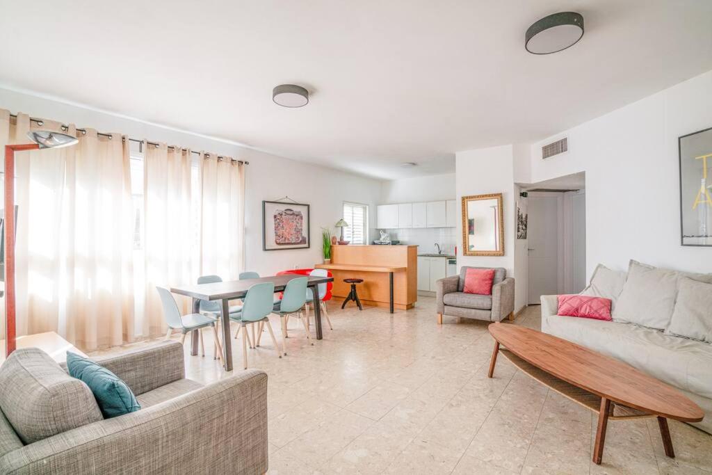 2BR - 12 04 Frishman St Tel aviv photo 3