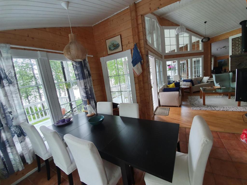 VictoriaCourt Lakeside Villa photo 4