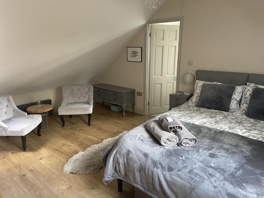 Cotswold Lodge - Tap to explore photos