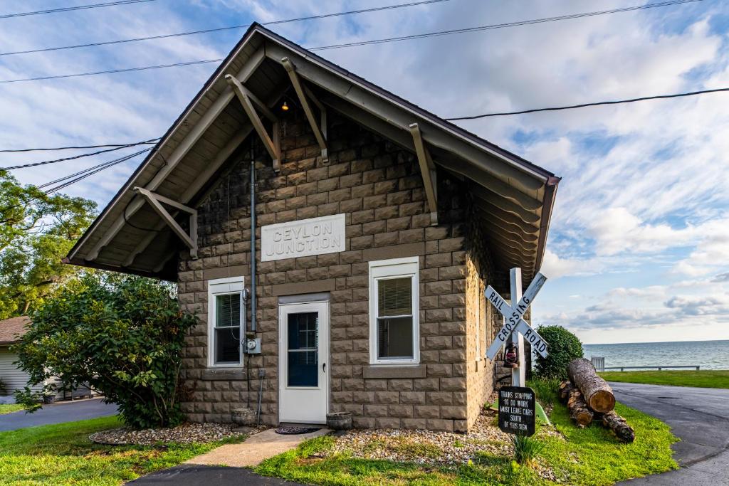 Cozy Lakefront Cottage photo 2