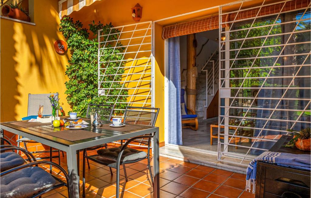Beautiful Home In Isla Cristina With Outdoor Swimming Pool And 2 Bedrooms photo 3