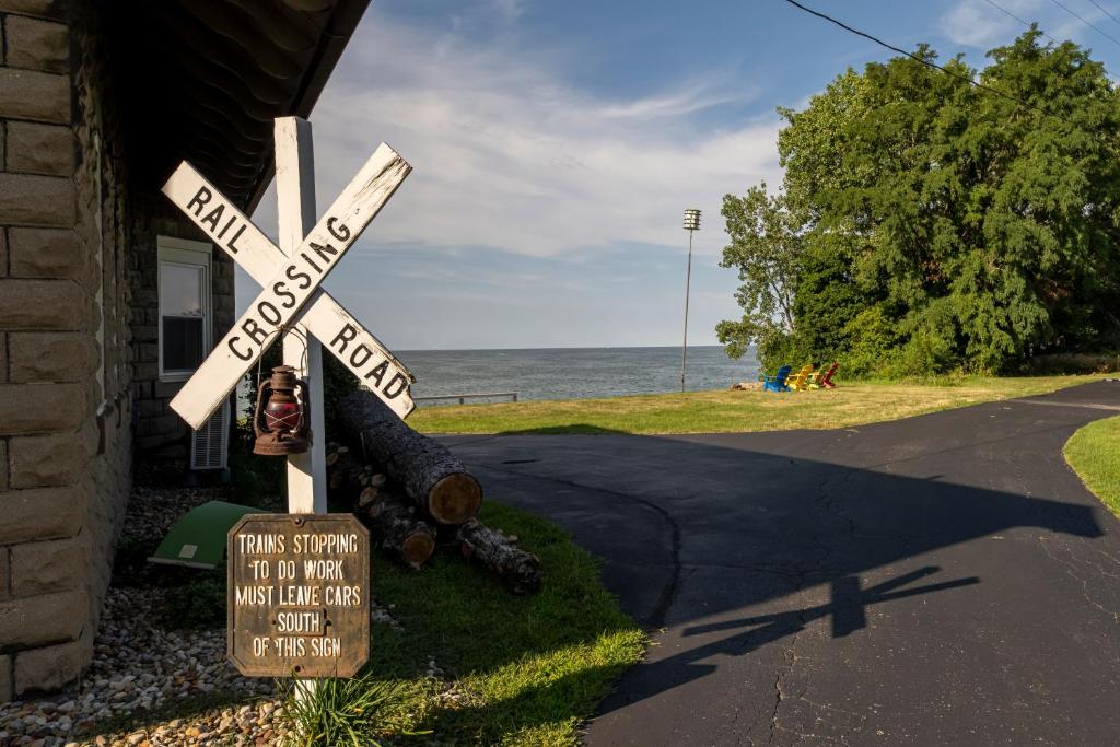 Cozy Lakefront Cottage photo 3