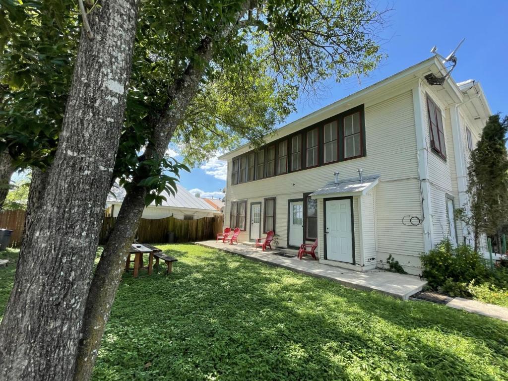 Carriage House - Medina Suite 1