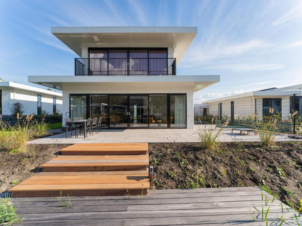 Beautiful water villa in Harderhaven with a jetty