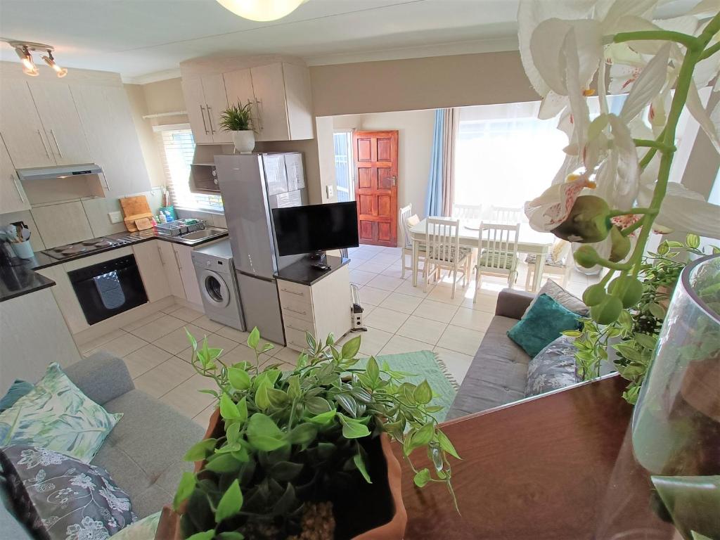 Private Loadshedding free Cottage, Fibre WiFi, Braai, Netflix, Security Deposit applies photo 2