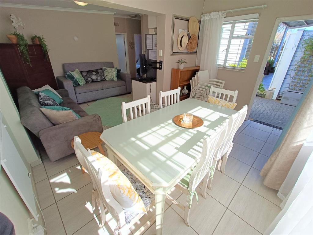 Private Loadshedding free Cottage, Fibre WiFi, Braai, Netflix, Security Deposit applies photo 3