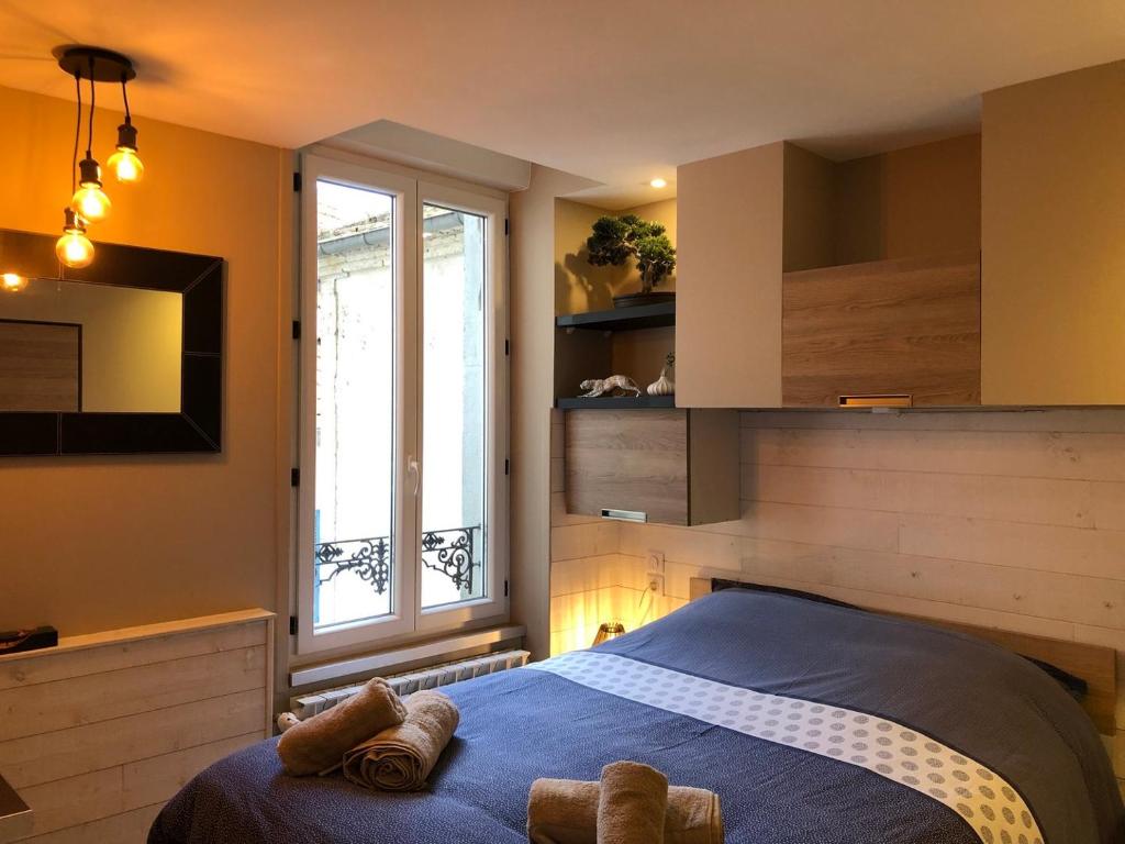 RDC 1 - Chambre meublée au cœur du centre ville de Montluçon - WIFI et NETFLIX photo 2