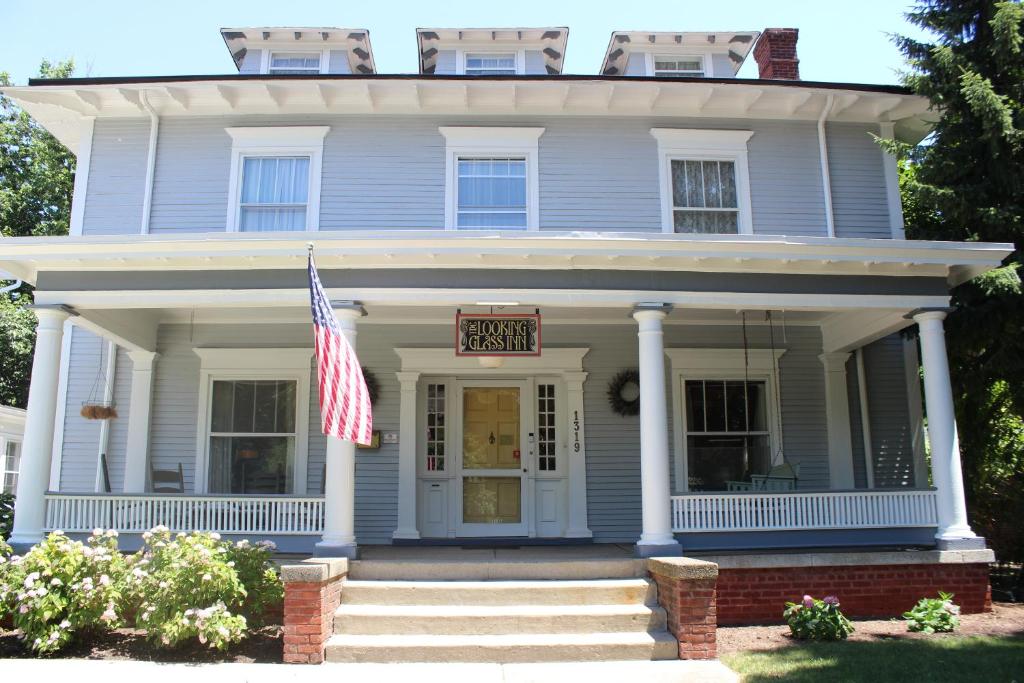 Looking Glass Inn image