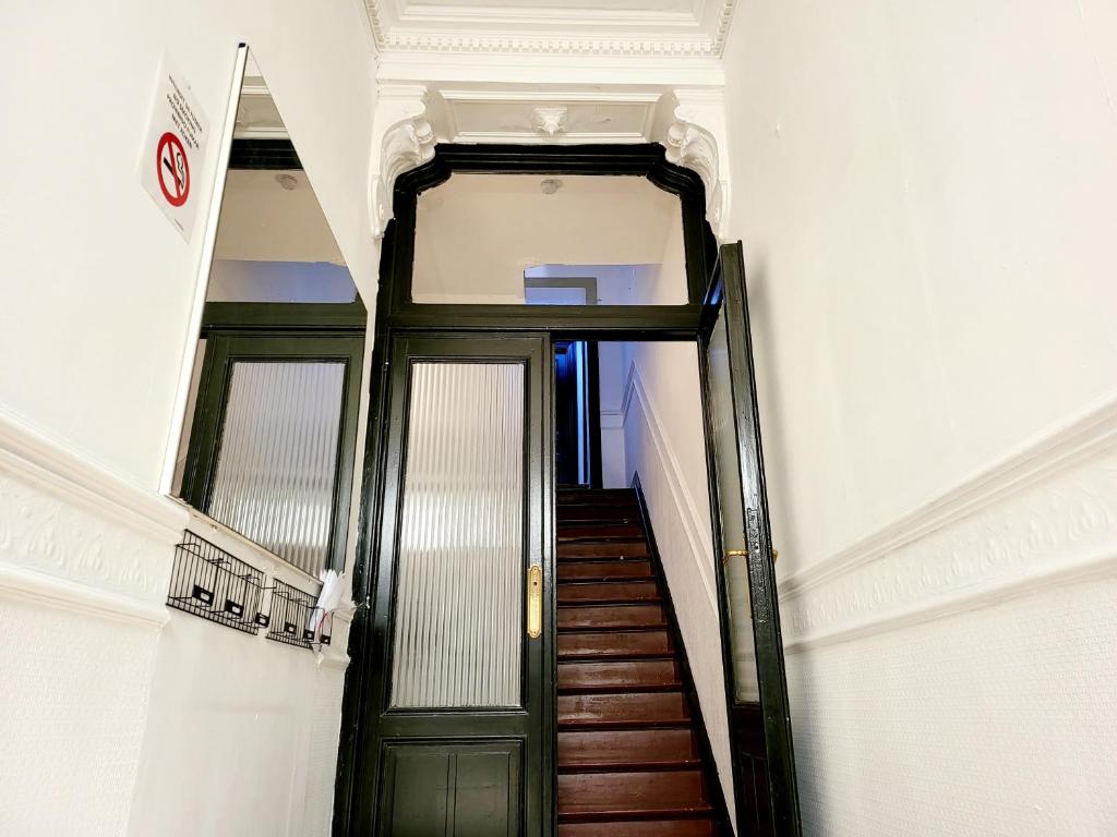 Chambre privée au 3e étage sans ascenceur en plein centre de Charleroi photo 1