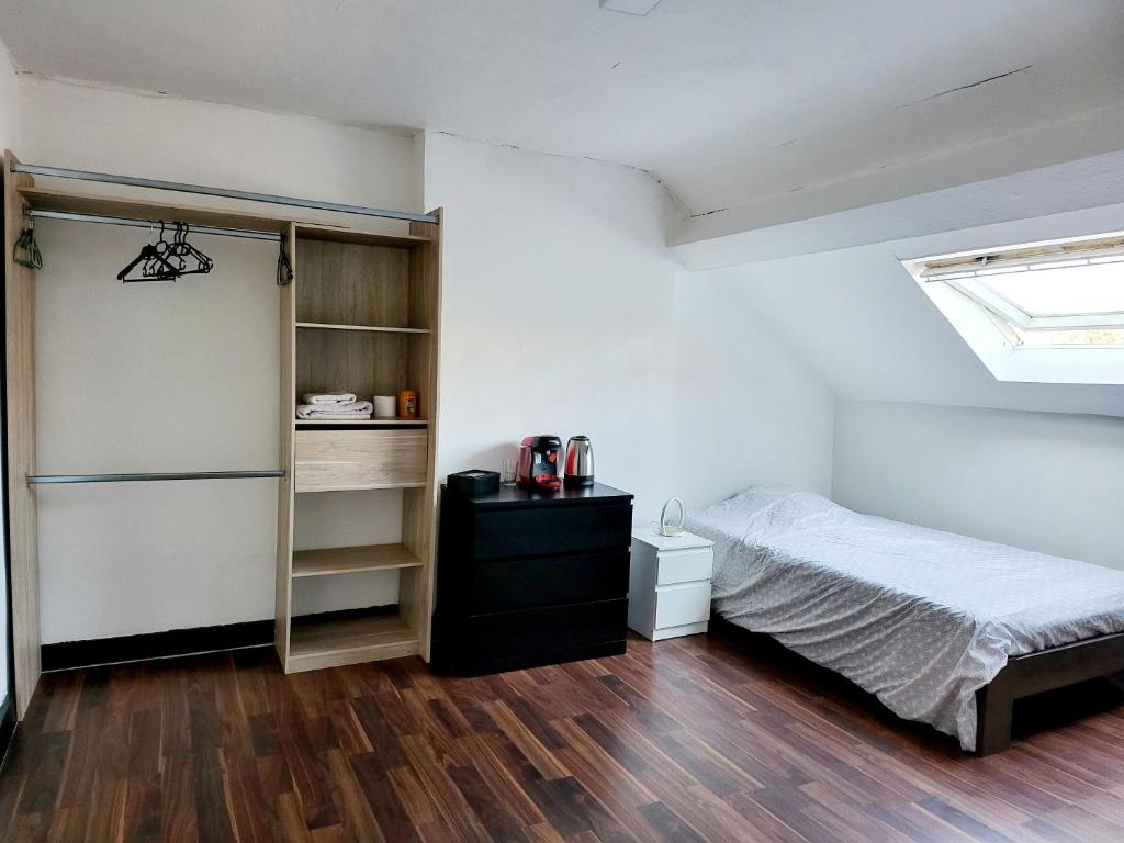 Chambre privée au 3e étage sans ascenceur en plein centre de Charleroi photo 3