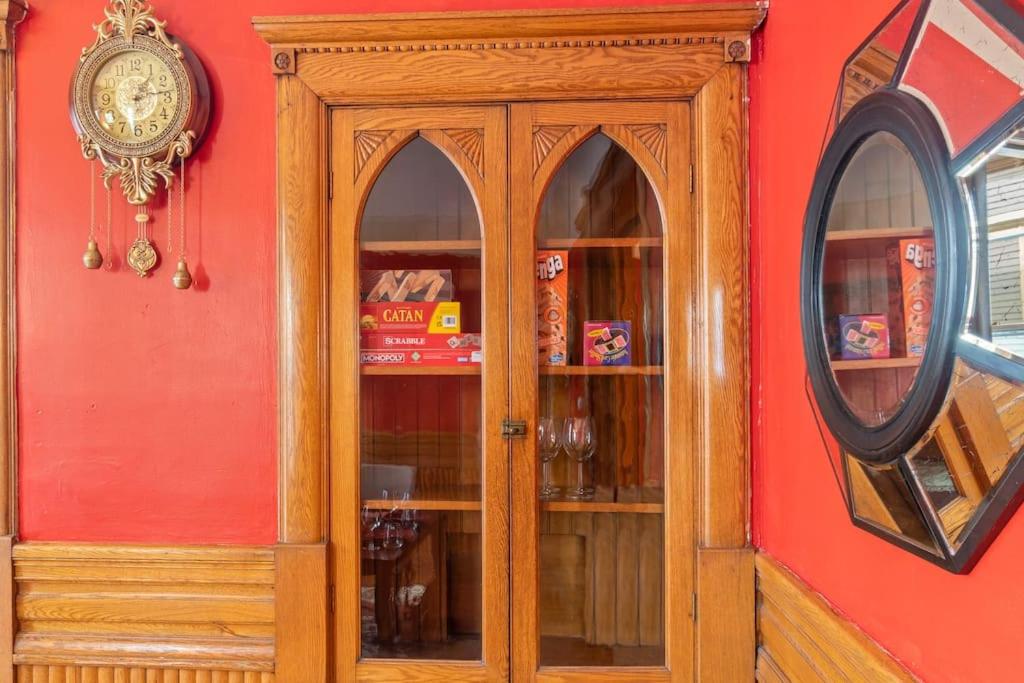 Heart of Uptown - Victorian Retreat photo 2