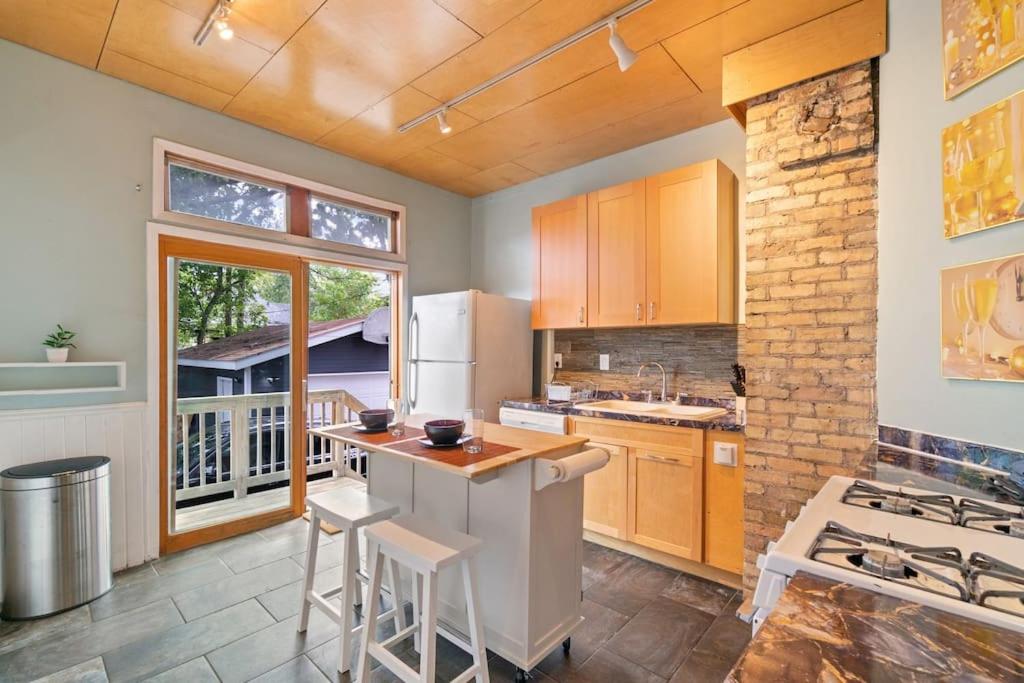 Heart of Uptown - Victorian Retreat photo 3
