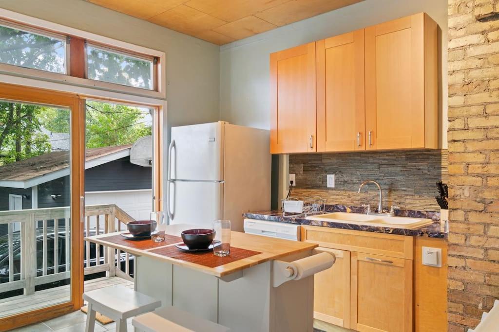 Heart of Uptown - Victorian Retreat photo 4