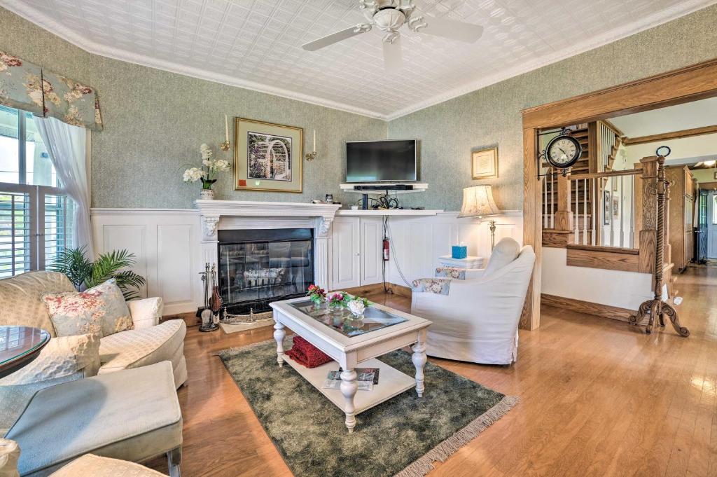 Elegant 1905 Home Steps to Torch Lake and Dtwn photo 3
