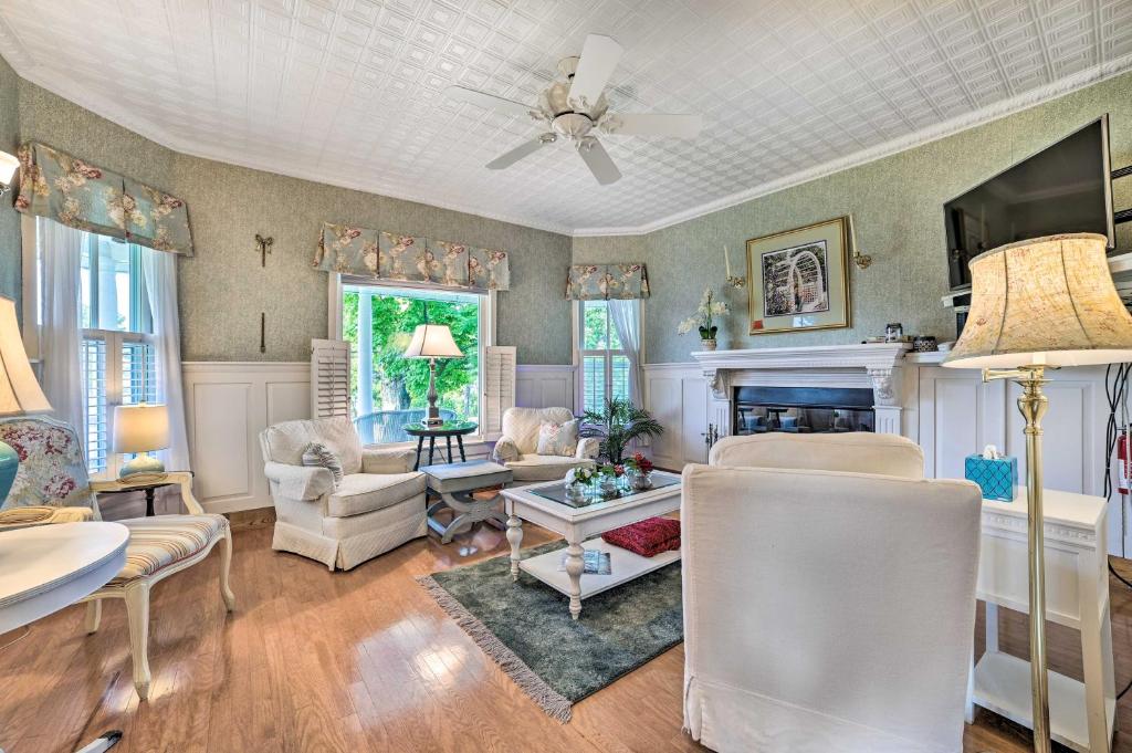 Elegant 1905 Home Steps to Torch Lake and Dtwn photo 4