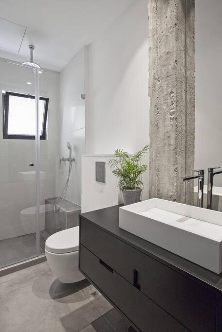 Gorgeous 2BR in Nordau by Holiday-rentals photo 4