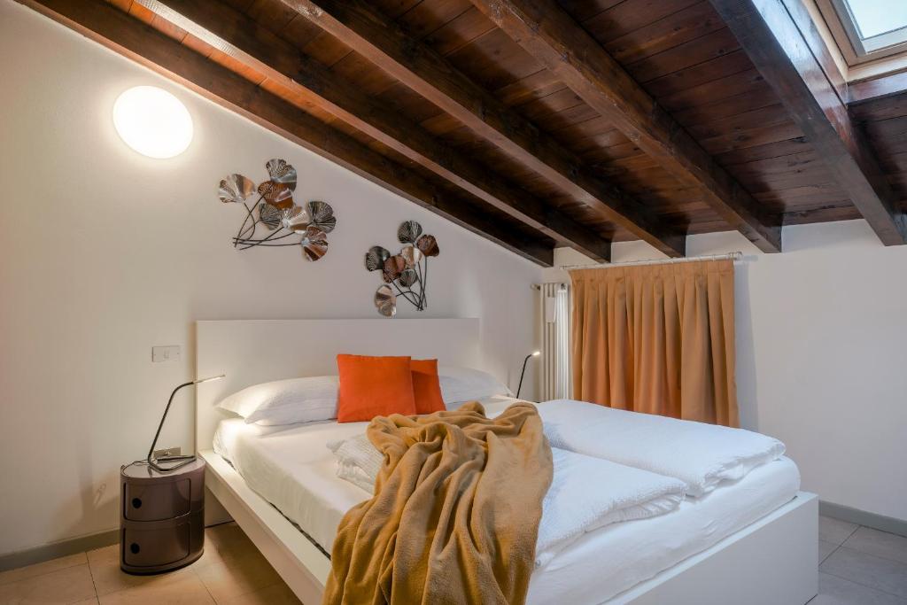 Lovely Mansard Iseo Portelle Holiday with private parking photo 1