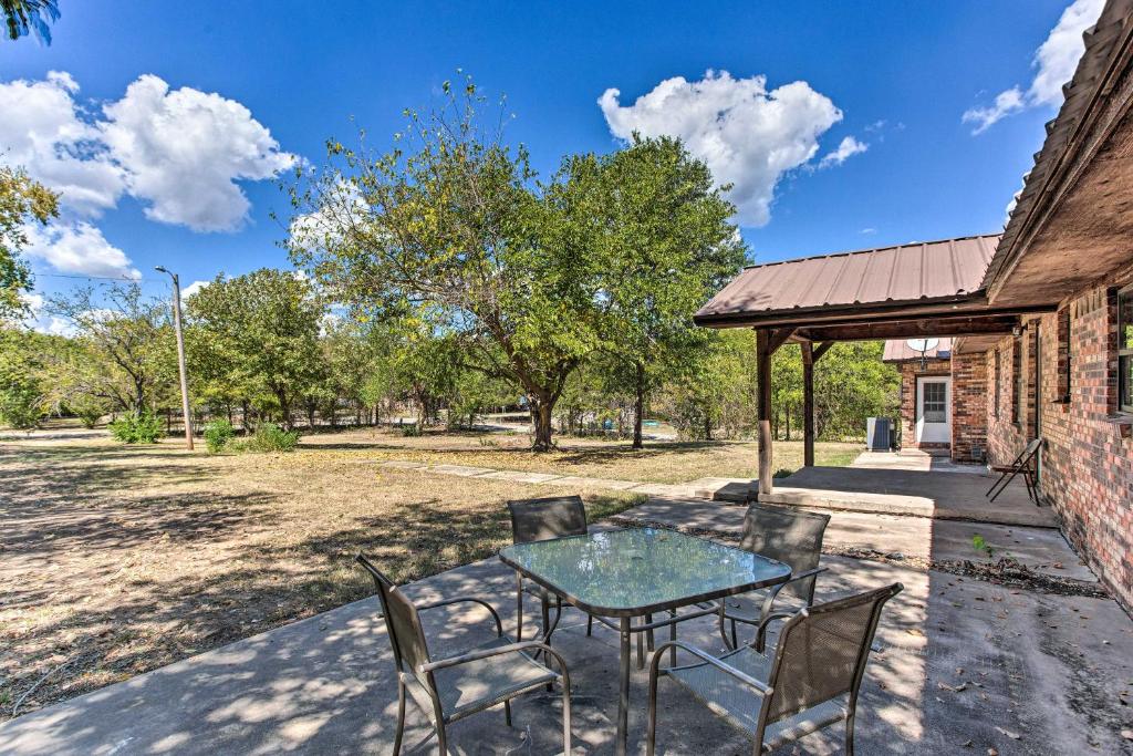 Lovely Anna Fink House with Patio and Fire Pit photo 1