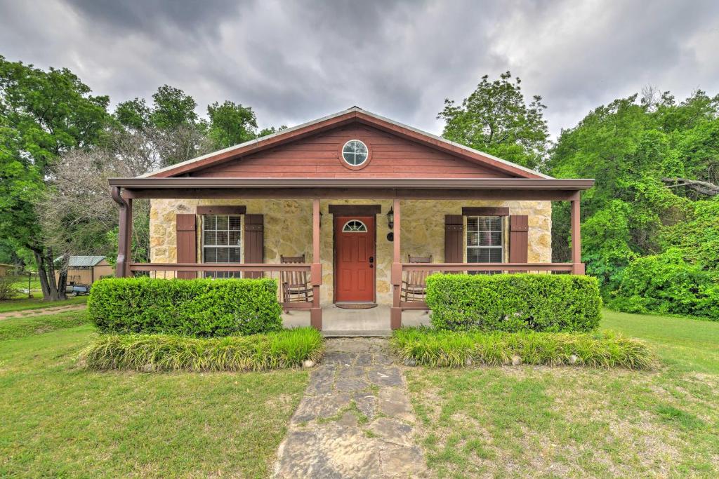 Pet-Friendly Glen Rose Retreat with Screened Deck!