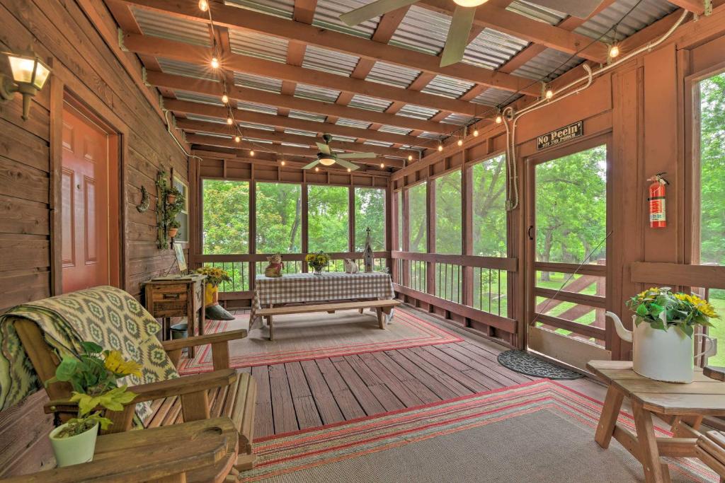 Pet-Friendly Glen Rose Retreat with Screened Deck! photo 1