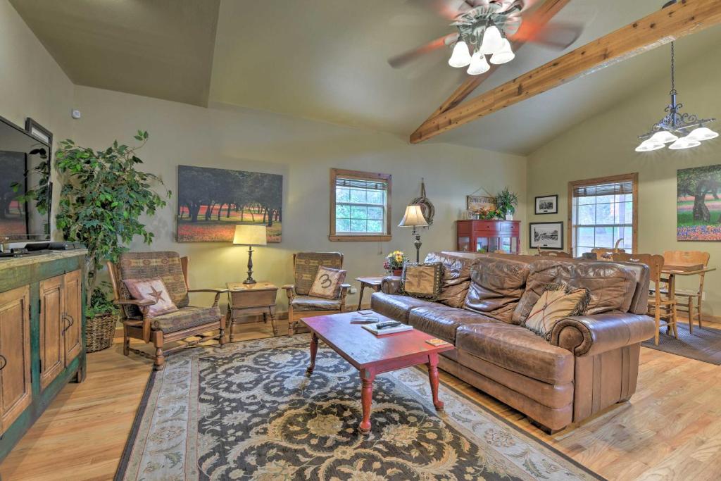 Pet-Friendly Glen Rose Retreat with Screened Deck! photo 2