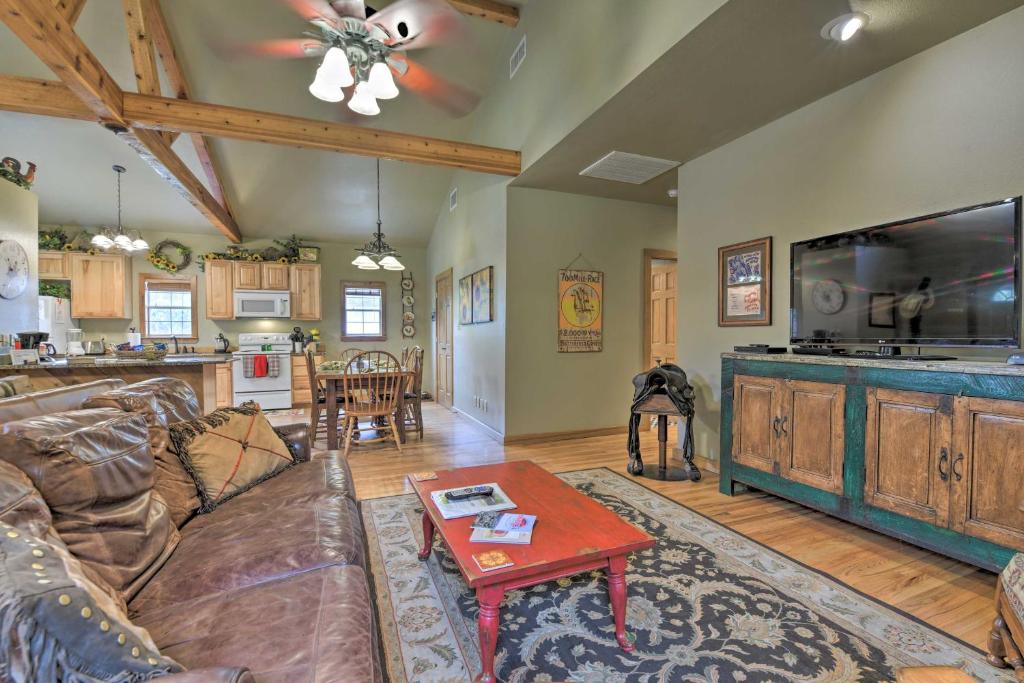 Pet-Friendly Glen Rose Retreat with Screened Deck! photo 3