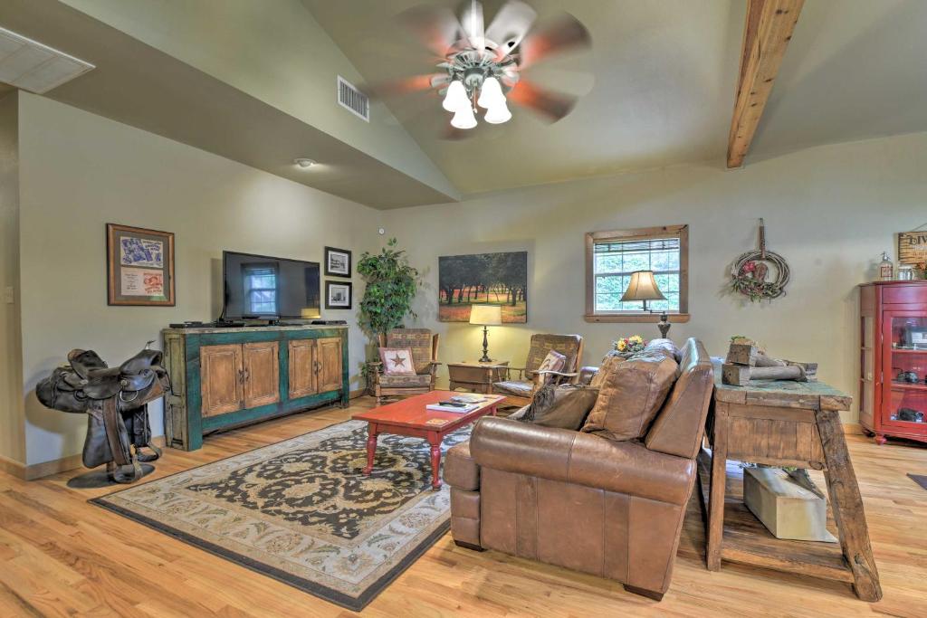 Pet-Friendly Glen Rose Retreat with Screened Deck! photo 4