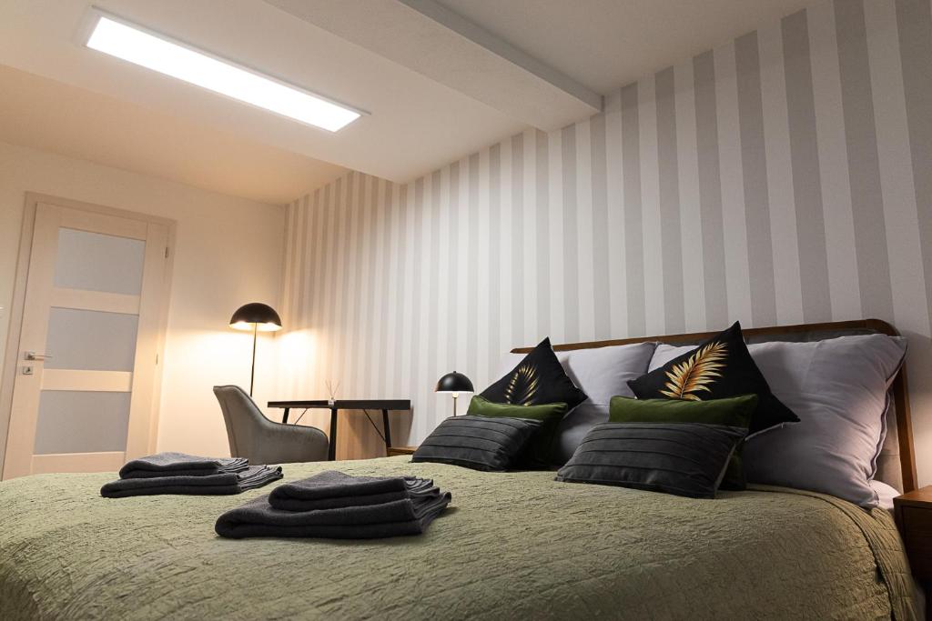 Central garden residence photo 4