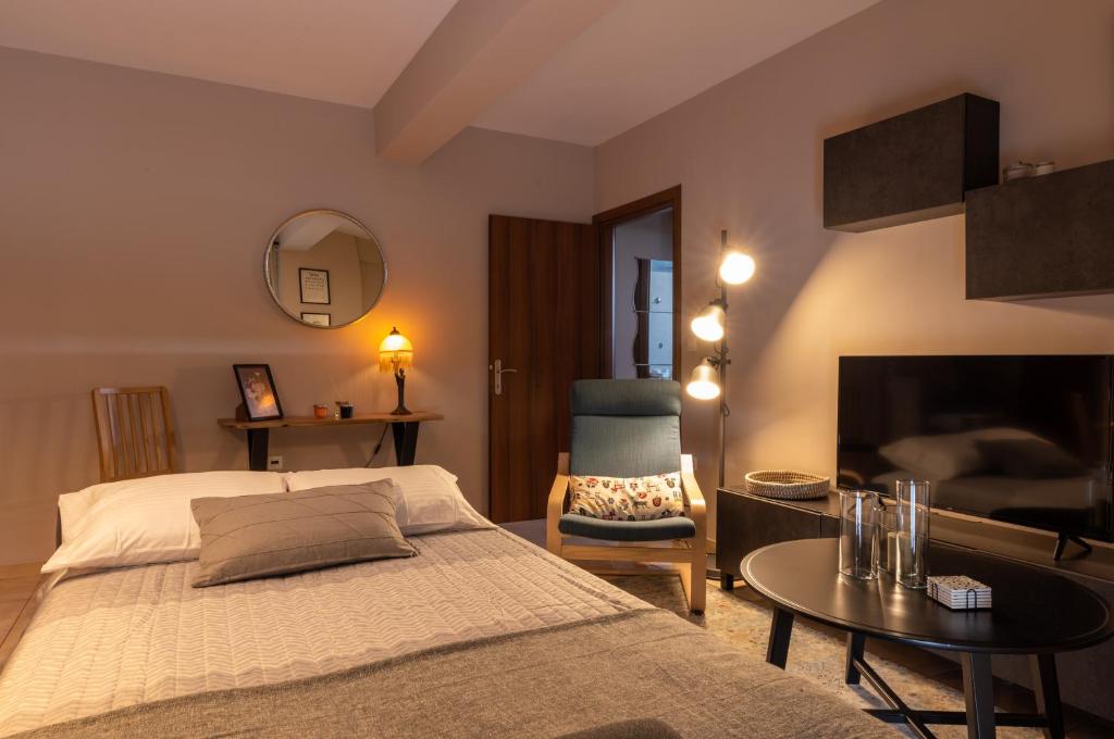 Eleni's modern apartment photo 3