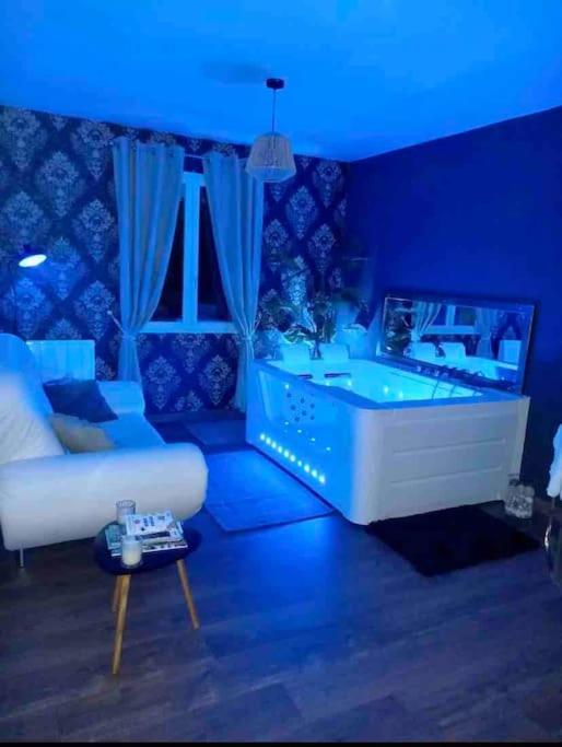 Suite privée avec BALNEO (Jacuzzi ou baignoire). photo 2