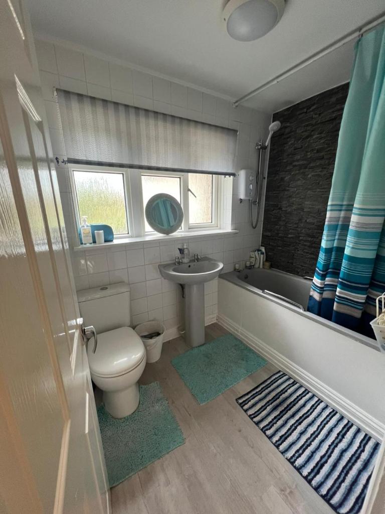 Shared House in Chakeshill Drive - Tap to explore photos