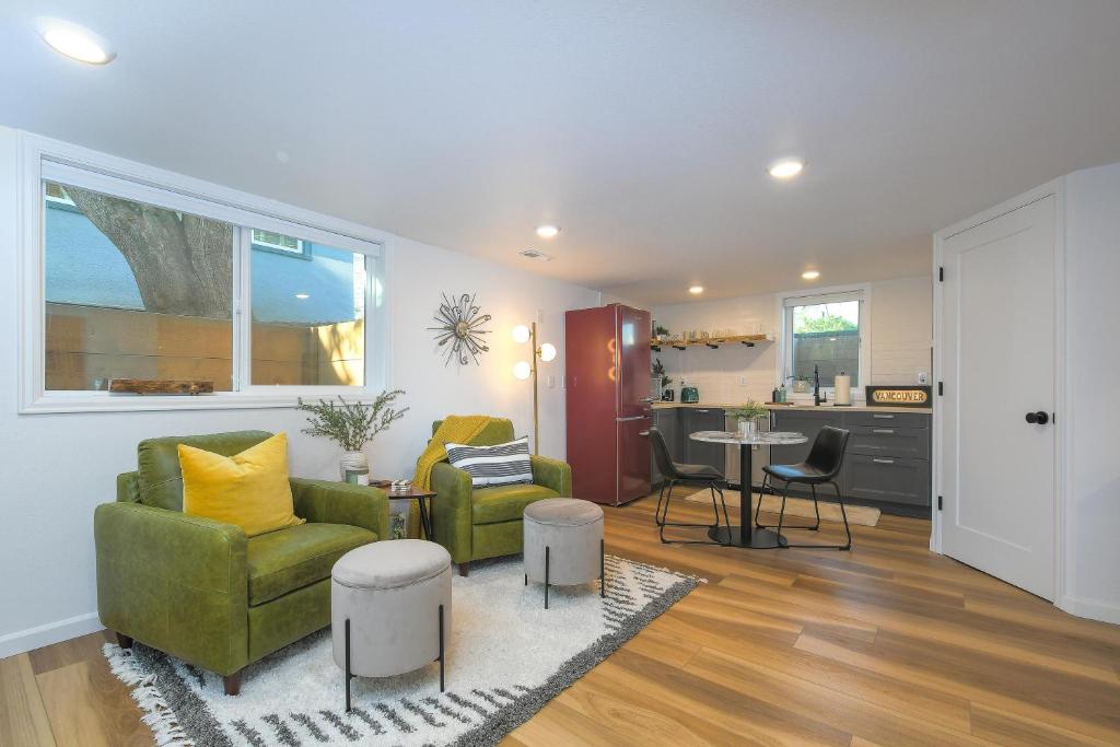 Bright & Modern Basement Apartment Dt N'hood image
