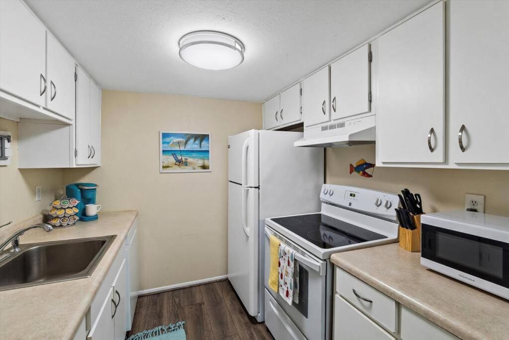 Sea Escape - Condo with Pool Hot Tub Plus Private Community Beach photo 4