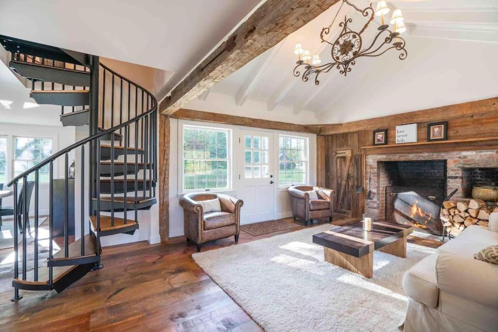 The Villa - Industrial Farmhouse with Hot Tub image