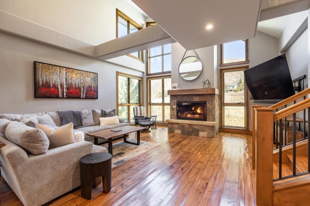 Impeccable Lakeside Penthouse photo 2