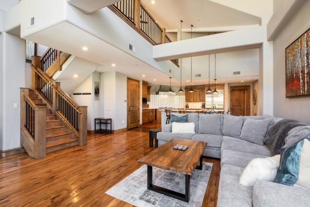 Impeccable Lakeside Penthouse photo 3
