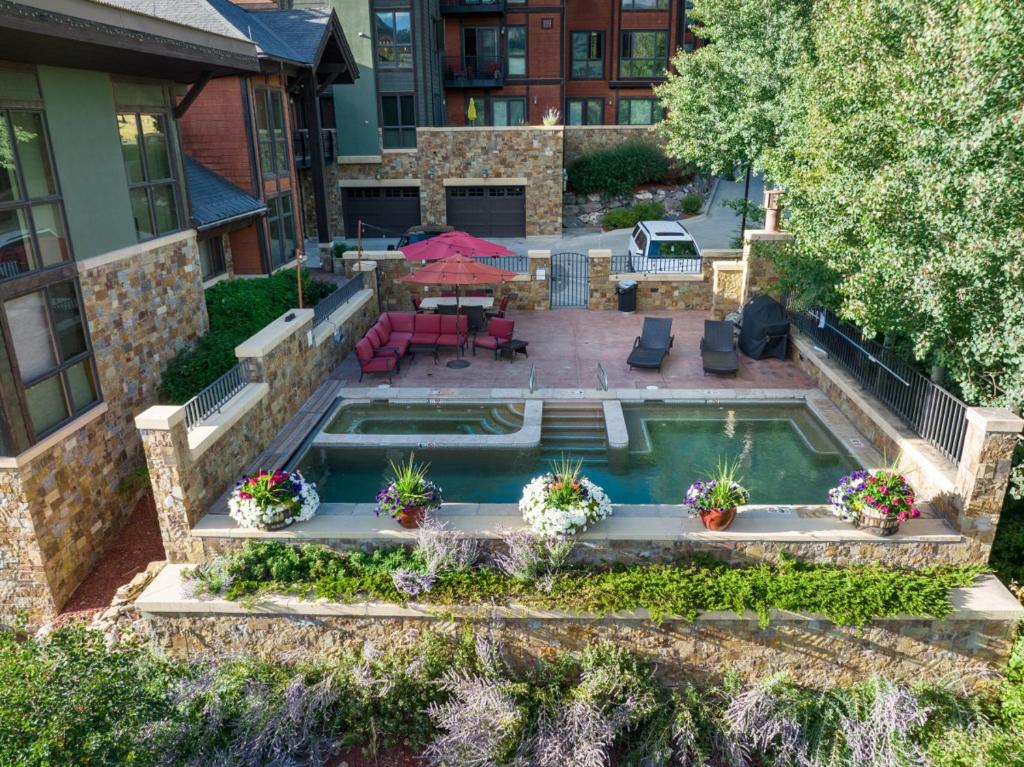 Impeccable Lakeside Penthouse photo 1