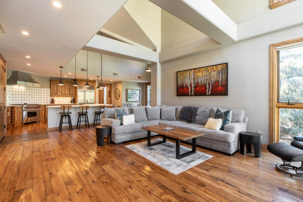Impeccable Lakeside Penthouse photo 4