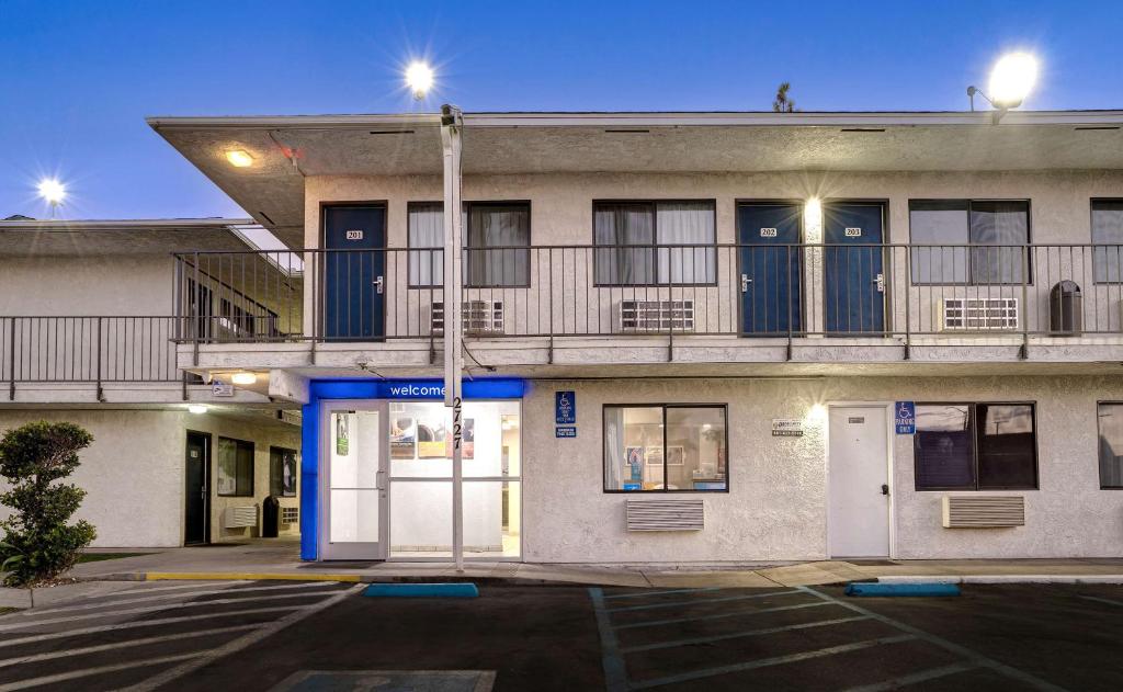 Motel 6 Bakersfield, CA - South image